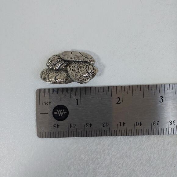 Vintage Silvertone Seashells Wings Shaped Clip on Earrings - Picture 6 of 6